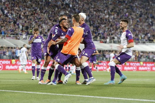 FLORENCE, ITALY - MAY 21: Nicolas Gonzalez of ACF Fiorentina celebrates after scoring a goal during the Serie A match between ACF Fiorentina and Juventus at Stadio Artemio Franchi on May 21, 2022 in Florence, Italy. (Photo by Gabriele Maltinti/Getty Images) Zola: “Mi interessano Fiorentina e Sassuolo, ma sono curioso di un’altra”- immagine 2