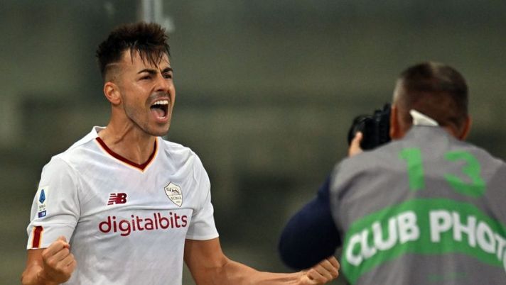 VERONA, ITALY - OCTOBER 31: Stephan El Shaarawy of AS Roma celebrates after scoring his team third goal during the Serie A match between Hellas Verona and AS Roma at Stadio Marcantonio Bentegodi on October 31, 2022 in Verona, Italy. (Photo by Alessandro Sabattini/Getty Images) Cinque centrocampisti (più uno) da schierare al fantacalcio per la 21a giornata - immagine 1