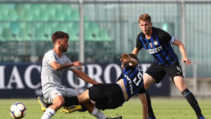 SASSUOLO, ITALY - JUNE 11: Marco Pompetti (C) of FC Internazionale competes for the ball with Salvatore Pezzella (L) of AS Roma during the Serie A Primavera Playoffs AS Roma and FC Internazionale at Enzo Ricci Stadium on June 11, 2019 in Sassuolo, Italy. (Photo by Marco Luzzani - Inter/FC Internazionale via Getty Images) SASSUOLO, ITALY - JUNE 11: Marco Pompetti (C) of FC Internazionale competes for the ball with Salvatore Pezzella (L) of AS Roma during the Serie A Primavera Playoffs AS Roma and FC Internazionale at Enzo Ricci Stadium on June 11, 2019 in Sassuolo, Italy. (Photo by Marco Luzzani - Inter/FC Internazionale via Getty Images)