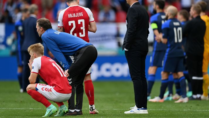 COPENHAGEN, DENMARK - JUNE 12: Kasper Hjulmand, Head Coach of Denmark and Daniel Wass of Denmark wait on the pitch as Christian Eriksen (Not pictured) of Denmark receives medical treatment during the UEFA Euro 2020 Championship Group B match between Denmark and Finland on June 12, 2021 in Copenhagen, Denmark. (Photo by Stuart Franklin/Getty Images) COPENHAGEN, DENMARK - JUNE 12: Kasper Hjulmand, Head Coach of Denmark and Daniel Wass of Denmark wait on the pitch as Christian Eriksen (Not pictured) of Denmark receives medical treatment during the UEFA Euro 2020 Championship Group B match between Denmark and Finland on June 12, 2021 in Copenhagen, Denmark. (Photo by Stuart Franklin/Getty Images)