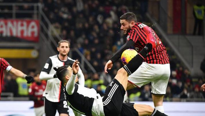 Il fallo di mano di Calabria in Milan-Juventus. L'arbitro fischia il rigore 