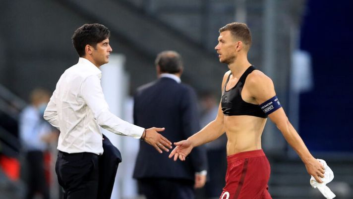 DUISBURG, GERMANY - AUGUST 06: Edin Dzeko of Roma walks past Paulo Fonseca, Manager of Roma during the UEFA Europa League round of 16 single-leg match between Sevilla FC and AS Roma at MSV Arena on August 06, 2020 in Duisburg, Germany. (Photo by Wolfgang Rattay/Pool via Getty Images) FLASH – Sky: “Incontro tra Dzeko e Fonseca, è andata così! Via la fascia, la convocazione…” - immagine 1