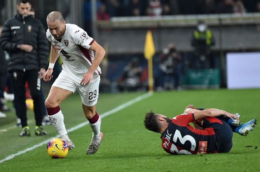  GENOA, ITALY - NOVEMBER 30: Lorenzo De Silvestri of Torino FC controls the ball as Marko Pajac of Genoa CFC lies injured during the Serie A match between Genoa CFC and Torino FC at Stadio Luigi Ferraris on November 30, 2019 in Genoa, Italy. (Photo by Paolo Rattini/Getty Images) 
