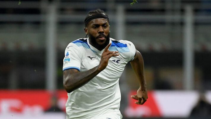 MILAN, ITALY - MARCH 02: Nuno Tavares of SS Lazio compete for the ball with Kyle Woalker of Ac Milan during the Serie match between Milan and Lazio at Stadio Giuseppe Meazza on March 02, 2025 in Milan, Italy. (Photo by Marco Rosi - SS Lazio/Getty Images) Lazio, da Castellanos e Dele-Bashiru a Zaccagni e Tavares: cosa filtra sugli stop e sul recupero - immagine 1