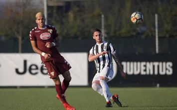  VINOVO, ITALY - NOVEMBER 29: Gianmaria Zanandrea during the TIM Cup Primavera match between Juventus U19 and Torino FC U19 at Juventus Center Vinovo on November 29, 2017 in Vinovo, Italy. (Photo by Daniele Badolato - Juventus FC/Juventus FC via Getty Images)