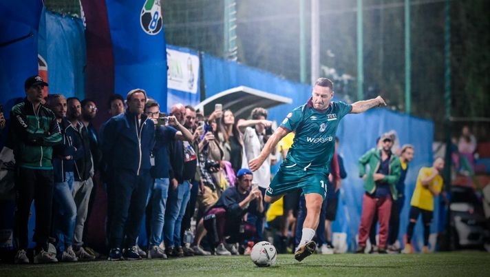 Totti, il tempo passa ma lui non passa mai: doppietta magica e i cori dei tifosi Totti, il tempo passa ma lui non passa mai: doppietta magica e i cori dei tifosi - immagine 1