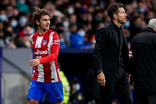 MADRID, SPAIN - NOVEMBER 20: (L-R) Antoine Griezmann of Atletico Madrid, coach Diego Pablo Simeone of Atletico Madrid during the La Liga Santander match between Atletico Madrid v Osasuna at the Estadio Wanda Metropolitano on November 20, 2021 in Madrid Spain (Photo by David S. Bustamante/Soccrates/Getty Images) Griezmann, il gol non basta: la strada per riprendersi l’Atletico resta in salita - immagine 1