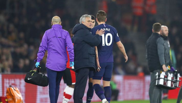 SOUTHAMPTON, ENGLAND - JANUARY 01: Jose Mourinho, Manager of Tottenham Hotspur embraces Harry Kane of Tottenham Hotspur as he walks off the pitch after picking up an injury during the Premier League match between Southampton FC and Tottenham Hotspur at St Mary's Stadium on January 01, 2020 in Southampton, United Kingdom. (Photo by Michael Steele/Getty Images) SOUTHAMPTON, ENGLAND - JANUARY 01: Jose Mourinho, Manager of Tottenham Hotspur embraces Harry Kane of Tottenham Hotspur as he walks off the pitch after picking up an injury during the Premier League match between Southampton FC and Tottenham Hotspur at St Mary's Stadium on January 01, 2020 in Southampton, United Kingdom. (Photo by Michael Steele/Getty Images)