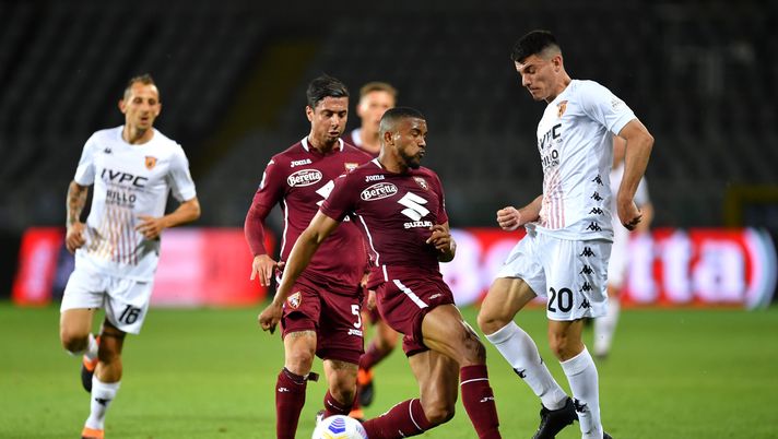 TURIN, ITALY - MAY 23: Gleison Bremer of Torino F.C. tackles Giuseppe Di Serio of Benevento Calcio during the Serie A match between Torino FC v Benevento Calcio at Olimpico Stadium on May 23, 2021 in Turin, Italy. Sporting stadiums around Italy remain under strict restrictions due to the Coronavirus Pandemic as Government social distancing laws prohibit fans inside venues resulting in games being played behind closed doors. (Photo by Valerio Pennicino/Getty Images) TURIN, ITALY - MAY 23: Gleison Bremer of Torino F.C. tackles Giuseppe Di Serio of Benevento Calcio during the Serie A match between Torino FC v Benevento Calcio at Olimpico Stadium on May 23, 2021 in Turin, Italy. Sporting stadiums around Italy remain under strict restrictions due to the Coronavirus Pandemic as Government social distancing laws prohibit fans inside venues resulting in games being played behind closed doors. (Photo by Valerio Pennicino/Getty Images)