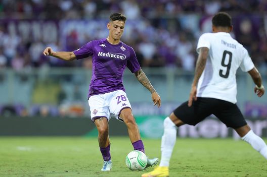 FLORENCE, ITALY - SEPTEMBER 08: Lucas Martinez Quarta of ACF Fiorentina of ACF Fiorentina in action during the UEFA Europa Conference League group A match between ACF Fiorentina and Rīgas Futbola skola at Stadio Artemio Franchi on September 8, 2022 in Florence, Italy (Photo by Gabriele Maltinti/Getty Images) Convocati Argentina: la decisione su Nico Gonzalez e Martinez Quarta- immagine 2