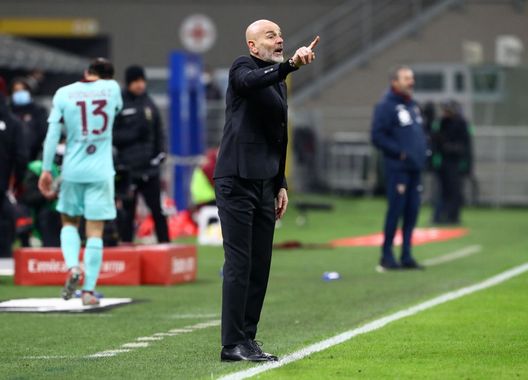  MILAN, ITALY - JANUARY 09: Stefano Pioli, Head Coach of A.C. Milan gives their team instructions during the Serie A match between AC Milan and Torino FC at Stadio Giuseppe Meazza on January 09, 2021 in Milan, Italy. Sporting stadiums around Italy remain under strict restrictions due to the Coronavirus Pandemic as Government social distancing laws prohibit fans inside venues resulting in games being played behind closed doors. (Photo by Marco Luzzani/Getty Images) 