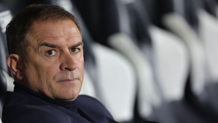 LA SPEZIA, ITALY - MARCH 11: Leonardo Semplici manager of Spezia Calcio looks on prior to the Serie A match between Spezia Calcio and FC Internazionale at Stadio Alberto Picco on March 11, 2023 in La Spezia, Italy. (Photo by Gabriele Maltinti/Getty Images) Semplici: “Perchè ho tolto Shomurodov e Zurkowski, su Maldini vi dico che…” - immagine 1