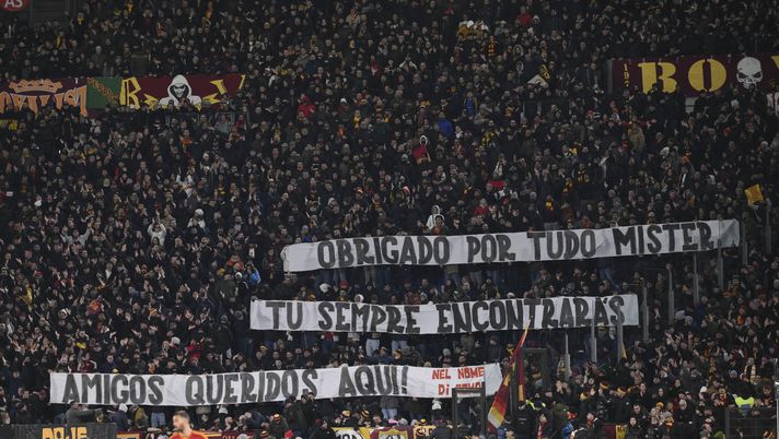 Getty Images L’Olimpico fischia la squadra e i Friedkin. Per Mourinho striscioni e cori della Sud - immagine 1