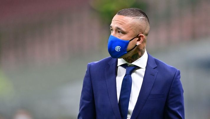 Inter Milan's Belgian midfielder Radja Nainggolan walks the pitch prior to the Italian Serie A football match Inter vs Fiorentina on September 26, 2020 at the Giuseppe-Meazza (San Siro) stadium in Milan. (Photo by MIGUEL MEDINA / AFP) (Photo by MIGUEL MEDINA/AFP via Getty Images) Inter, comunicata la lista Champions: la scelta su Nainggolan! C’è Darmian, out Vecino - immagine 1