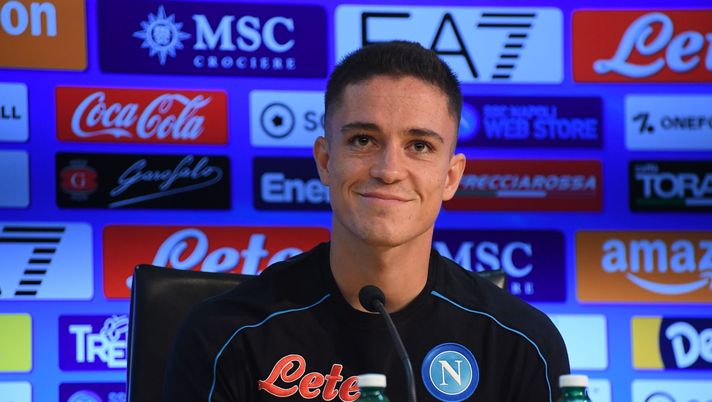 NAPLES, ITALY - AUGUST 25: Giacomo Raspadori of Napoli speaks at a press conference on August 25, 2022 in Naples, Italy. (Photo by SSC NAPOLI/SSC NAPOLI via Getty Images) VIDEO Raspadori: “Non mi vedrete mai mollare. Napoli è la scelta migliore per il mio futuro” - immagine 1