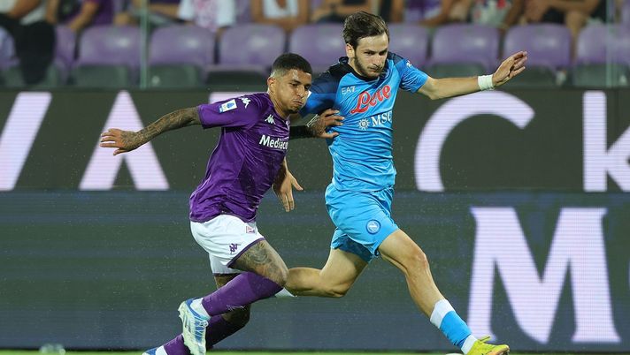 FLORENCE, ITALY - AUGUST 28: Khvicha Kvaratskhelia of SSC Napoli in action against Domilson Cordeiro dos Santos known as Dodo of ACF Fiorentina during the Serie A match between ACF Fiorentina and SSC Napoli at Stadio Artemio Franchi on August 28, 2022 in Florence, Italy. (Photo by Gabriele Maltinti/Getty Images) Adani esalta Dodò:”Annullato Kvara, e c’è chi dice che non sa difendere…” - immagine 1