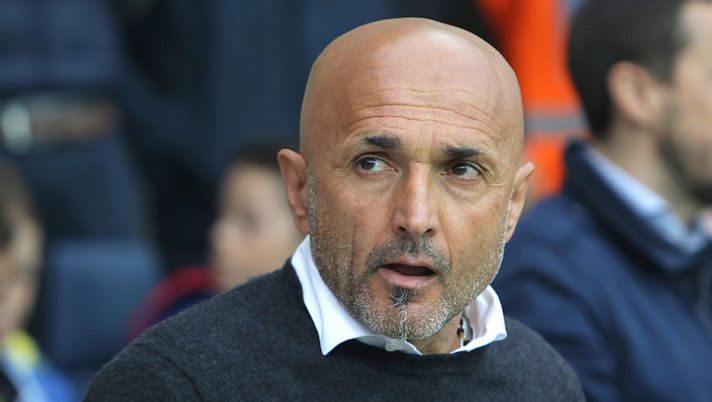 BERGAMO, ITALY - APRIL 17: AS Roma coach Luciano Spalletti looks on before the Serie A match between Atalanta BC and AS Roma at Stadio Atleti Azzurri d'Italia on April 17, 2016 in Bergamo, Italy. (Photo by Marco Luzzani/Getty Images) Roma, Spalletti: “L’infortunio di Manolas è smaltito, il suo problema è di condizione” - immagine 1