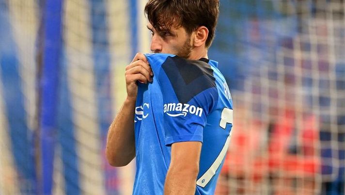 Napoli's Georgian forward Khvicha Kvaratskhelia kisses his jersey as he celebrates scoring his second goal during the Italian Serie A football match between Napoli and Monza on August 21, 2022 at the Diego-Maradona stadium in Naples. (Photo by Alberto PIZZOLI / AFP) (Photo by ALBERTO PIZZOLI/AFP via Getty Images) Napoli, Zielinski e Kvara acciaccati ma già in gruppo: le sensazioni per Cremona - immagine 1