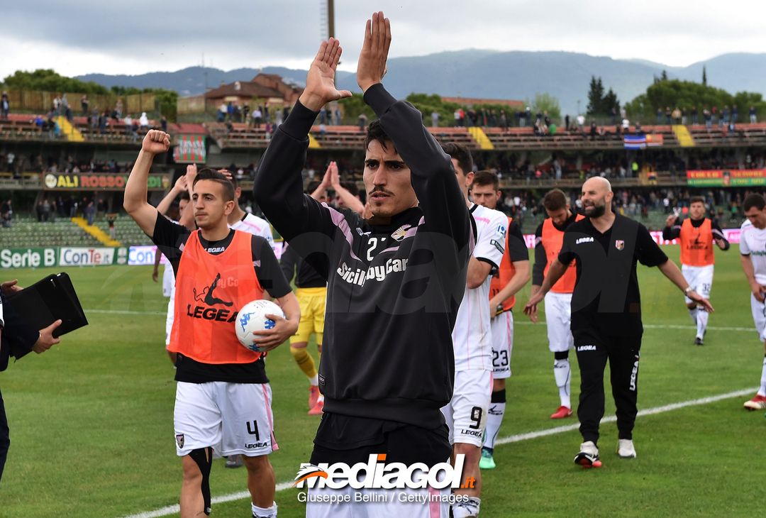 TERNI, ITALY - MAY 05:  Players of US Città di Palermo celebrate the victory after the serie B match between Ternana Calcio and US Citta di Palermo at Stadio Libero Liberati on May 5, 2018 in Terni, Italy.  (Photo by Giuseppe Bellini/Getty Images) 