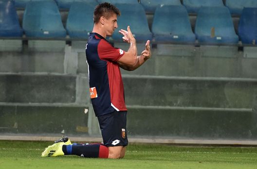 GENOA, GE - AUGUST 11: Krzsysztof Piatek of Genoa celebrate after score during the Coppa Italia match between Genoa CFC and Lecce at Stadio Luigi Ferraris on August 11, 2018 in Genoa, Italy. (Photo by Paolo Rattini/Getty Images) Fiorentina