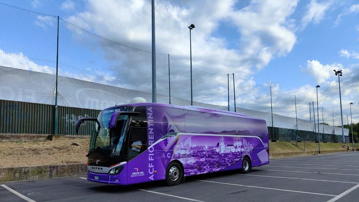 FOTO VN – Ai “Campini” si rivede il pullman viola, squadra in ritiro FOTO VN – Ai “Campini” si rivede il pullman viola, squadra in ritiro