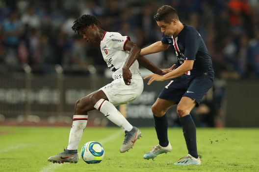 SHENZHEN, CHINA - AUGUST 03: Ander Herrera of Paris Saint-Germain competes the ball with Eduardo Camavinga of Stade Rennais FC during the 2019 Trophee des Champions between Paris saint-Germain and Stade Rennais FC at Shenzhen Uniersiade Sports Center on August 3, 2019 in Shenzhen, China. (Photo by Lintao Zhang/Getty Images) Camavinga, qualità e umiltà: “Buona partita con il PSG ma devo ancora imparare. Il Real è un’altra dimensione”- immagine 2