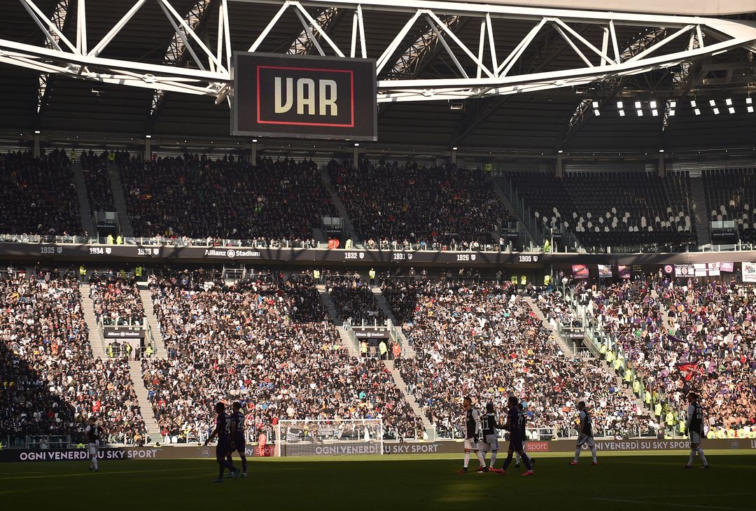  TURIN, ITALY - FEBRUARY 02: The scoreboard displays a VAR checking during the Serie A match between Juventus and  ACF Fiorentina at Allianz Stadium on February 02, 2020 in Turin, Italy. (Photo by Tullio M. Puglia/Getty Images) 