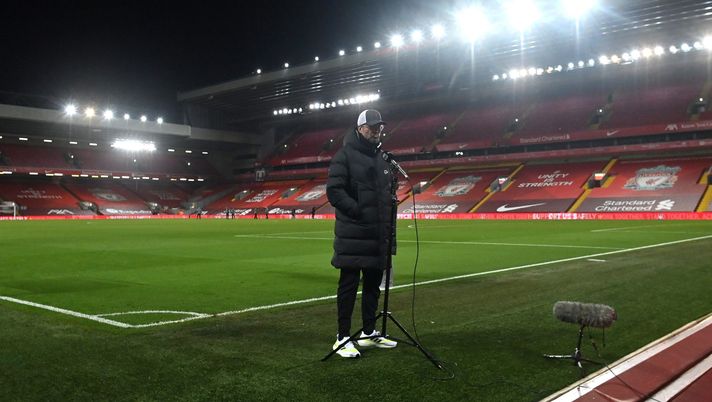 LIVERPOOL, ENGLAND - FEBRUARY 20: Juergen Klopp, Manager of Liverpool talks to the media following the Premier League match between Liverpool and Everton at Anfield on February 20, 2021 in Liverpool, England. Sporting stadiums around the UK remain under strict restrictions due to the Coronavirus Pandemic as Government social distancing laws prohibit fans inside venues resulting in games being played behind closed doors. (Photo by Paul Ellis - Pool/Getty Images) Jurgen Klopp: “I punti nel derby sono sempre pesanti, Firmino può recuperare” - immagine 1
