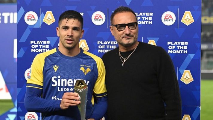 VERONA, ITALY - NOVEMBER 22: Giovanni Simeone of Hellas Verona recives a trophy for the best player of the month with his President Maurizio Setti during the Serie A match between Hellas and Empoli FC at Stadio Marcantonio Bentegodi on November 22, 2021 in Verona, Italy. (Photo by Alessandro Sabattini/Getty Images) Presidente Verona: “Possiamo fare uno o due affari con la Lazio, probabilità alte: ecco i nomi” - immagine 1