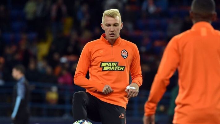 Shakhtar Donetsk's Ukrainian midfielder Viktor Kovalenko warms up prior to the UEFA Champions League Group C football match between FC Shakhtar Donetsk and Manchester City FC at the OSK Metalist stadium in Kharkiv on September 18, 2019. (Photo by Genya SAVILOV / AFP) (Photo credit should read GENYA SAVILOV/AFP via Getty Images) Atalanta, un altro colpo a sorpresa? Sky: “Si prenota l’affare Kovalenko, anticipabile se Pasalic…” - immagine 1