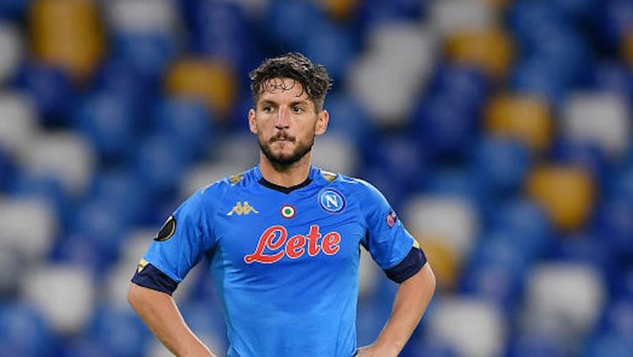 NAPLES, ITALY - OCTOBER 22: Dries Mertens of SSC Napoli stands disappointed during the UEFA Europa League Group F stage match between SSC Napoli and AZ Alkmaar at Stadio San Paolo on October 22, 2020 in Naples, Italy. (Photo by Francesco Pecoraro/Getty Images) Sky: “La verità su Mertens, resta in Belgio: i possibili tempi di recupero dall’infortunio” - immagine 1