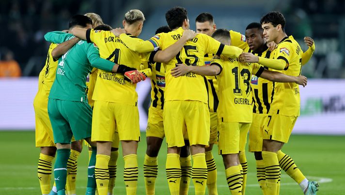 MOENCHENGLADBACH, GERMANY - NOVEMBER 11: The team of Dortmund comes together prior to the Bundesliga match between Borussia Mönchengladbach and Borussia Dortmund at Borussia-Park on November 11, 2022 in Moenchengladbach, Germany. (Photo by Christof Koepsel/Getty Images) Fiorentina, per il Rapid sei un “fastidio”. Attenzione ad un Borussia mondiale - immagine 1
