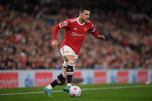 MANCHESTER, ENGLAND - MARCH 12: Diogo Dalot of Manchester United in action during the Premier League match between Manchester United and Tottenham Hotspur at Old Trafford on March 12, 2022 in Manchester, England. (Photo by Michael Regan/Getty Images) Mourinho punta un obiettivo per la difesa viola- immagine 2