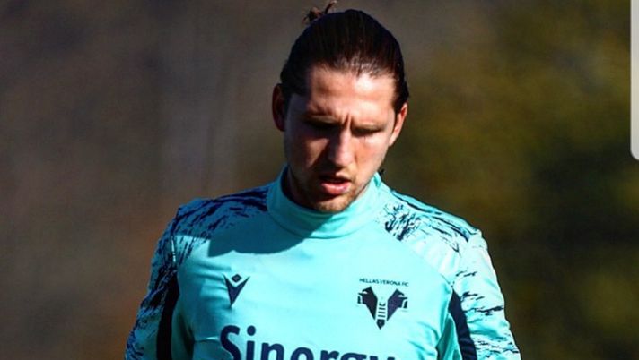 Foto Hellas Verona FC Retsos scalda i motori, è pronto per giocare - immagine 1