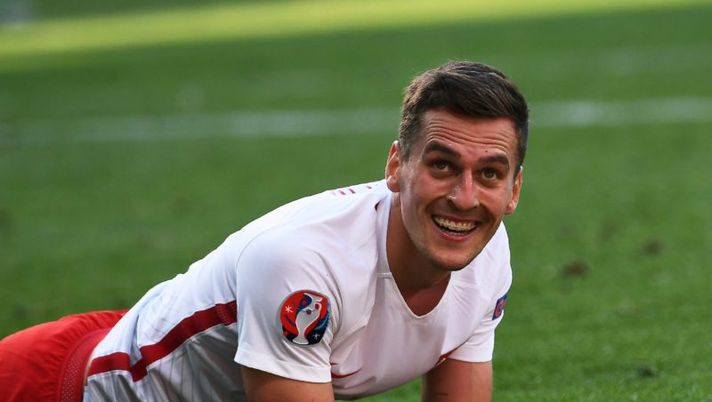 Poland's forward Arkadiusz Milik reacts after missing a chance to score during the Euro 2016 group C football match between Poland and Northern Ireland at the Stade de Nice in Nice on June 12, 2016. / AFP / ANNE-CHRISTINE POUJOULAT (Photo credit should read ANNE-CHRISTINE POUJOULAT/AFP/Getty Images) Via libera per la clausola di Milik, la vera cifra per il suo ritorno: Juve in agguato - immagine 1