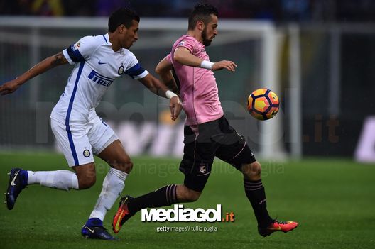 PALERMO, ITALY - JANUARY 22:  Ilija Nestorovski of Palermo (R) is challenged by Jeison Murillo of Inter during the Serie A match between US Citta di Palermo and FC Internazionale at Stadio Renzo Barbera on January 22, 2017 in Palermo, Italy.  (Photo by Tullio M. Puglia/Getty Images) 