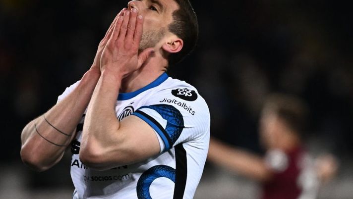 Inter Milan's German defender Robin Gosens reacts during the Italian Serie A football match between Torino and Inter Milan on March 13, 2022 at the Olympic stadium in Turin. (Photo by Marco BERTORELLO / AFP) (Photo by MARCO BERTORELLO/AFP via Getty Images) Gli acciaccati Skriniar e Gosens, ma non solo: Inter, in cinque saltano il Lens - immagine 1