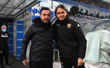  REGGIO NELL'EMILIA, ITALY - DECEMBER 11: Roberto De Zerbi head coach of US Sassuolo embraces Filippo Inzaghi head coach of Benevento Cacio during the Serie A match between US Sassuolo and Benevento Calcio at Mapei Stadium - Città del Tricolore on December 11, 2020 in Reggio nell'Emilia, Italy. (Photo by Alessandro Sabattini/Getty Images)