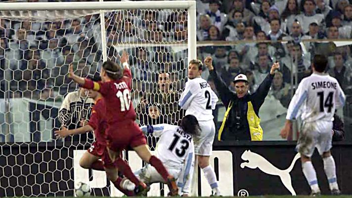 17 Dec 2000: Roma players celebrating after Paolo Negro of Lazio kicks the ball in his own goal during the Lazio v Roma league match at the Olympic Stadium, Rome, Italy. Digital Image. Mandatory Credit: Grazia Neri/ALLSPORT Paolo Negro: “Milan la più strutturata – Critiche ad Immobile? A volte sembra dia fastidio…” - immagine 1