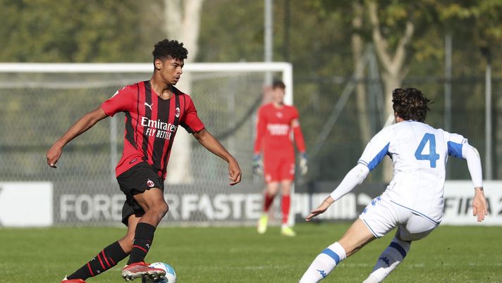 MILAN, ITALY - OCTOBER 27: Kevin Bright of AC Milan in action during the Primavera TimVision Cup match between AC Milan U19 and Brescia U19 at Centro Sportivo Vismara on October 27, 2021 in Milan, Italy. (Photo by AC Milan/AC Milan via Getty Images) Milan, settore giovanile: il programma del weekend - immagine 1