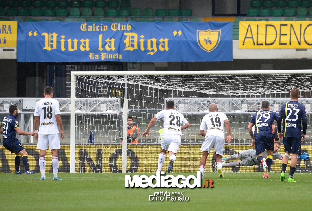  VERONA, ITALY - MAY 07:  Sergio Pellissier (L) of AC ChievoVerona scores his opening goal from the penalty spot during the Serie A match between AC ChievoVerona and US Citta di Palermo at Stadio Marc'Antonio Bentegodi on May 7, 2017 in Verona, Italy.  (Photo by Dino Panato/Getty Images) 