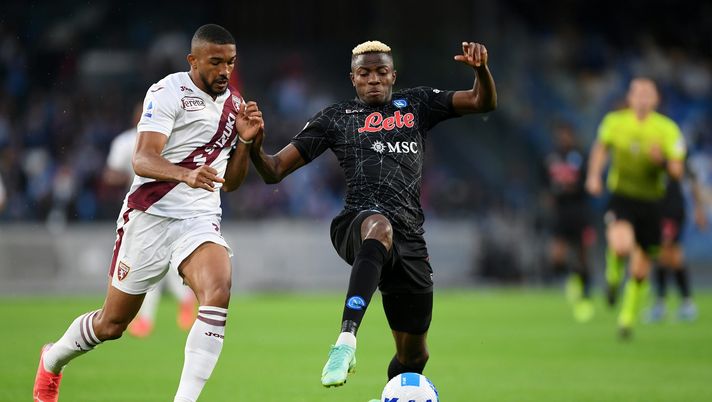 NAPLES, ITALY - OCTOBER 17: Victor Osimhen of SSC Napoli battles for possession with Bremer of Torino FC during the Serie A match between SSC Napoli and Torino FC at Stadio Diego Armando Maradona on October 17, 2021 in Naples, Italy. (Photo by Francesco Pecoraro/Getty Images) MVP Serie A, Osimhen premiato come miglior under 23: tutti i riconoscimenti assegnati - immagine 1