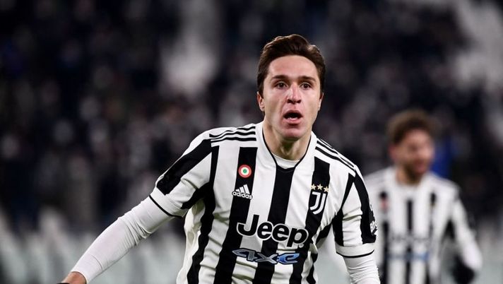 Juventus' Italian forward Federico Chiesa (C) celebrates scoring his team's first goal during the Italian Serie A football match between Juventus and Napoli at the Juventus stadium in Turin on January 6, 2022. (Photo by Marco BERTORELLO / AFP) (Photo by MARCO BERTORELLO/AFP via Getty Images) Gazzetta: “Juventus, Allegri utilizzerà Chiesa in questi due ruoli. Se cambia il modulo…” - immagine 1