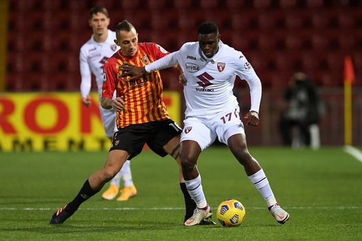 BENEVENTO, ITALY - JANUARY 22: Wilfried Singo of Torino holds off Riccardo Improta of Benevento during the Serie A match between Benevento Calcio and Torino FC at Stadio Ciro Vigorito on January 22, 2021 in Benevento, Italy. (Photo by Francesco Pecoraro/Getty Images) BENEVENTO, ITALY - JANUARY 22: Wilfried Singo of Torino holds off Riccardo Improta of Benevento during the Serie A match between Benevento Calcio and Torino FC at Stadio Ciro Vigorito on January 22, 2021 in Benevento, Italy. (Photo by Francesco Pecoraro/Getty Images)