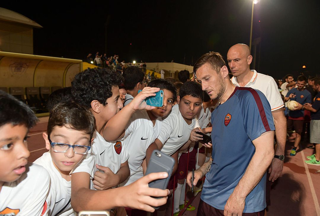  Francesco Totti takes a selfie with AS Roma Academy members attends an As Roma training session at  on May 19, 2016 in Al Ain, United Arab Emirates. 
