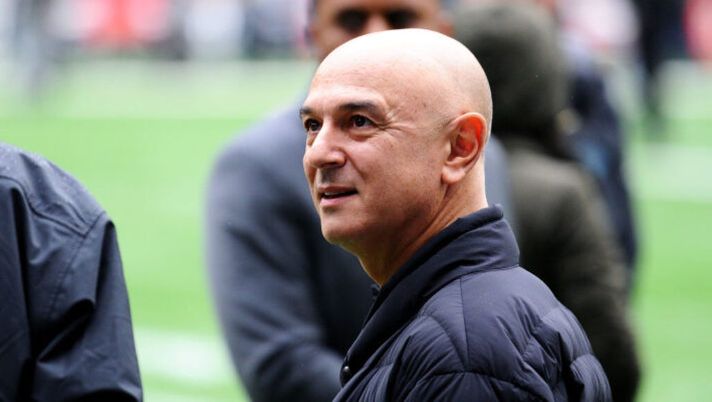 LONDON, ENGLAND - OCTOBER 13: Tottenham Hotspur chairman Daniel Levy looks on from pitch-side prior to the NFL match between the Carolina Panthers and Tampa Bay Buccaneers at Tottenham Hotspur Stadium on October 13, 2019 in London, England. (Photo by Alex Burstow/Getty Images) Vicario low cost e molto altro. C’è anche un italiano dietro le quinte del nuovo Tottenham - immagine 1