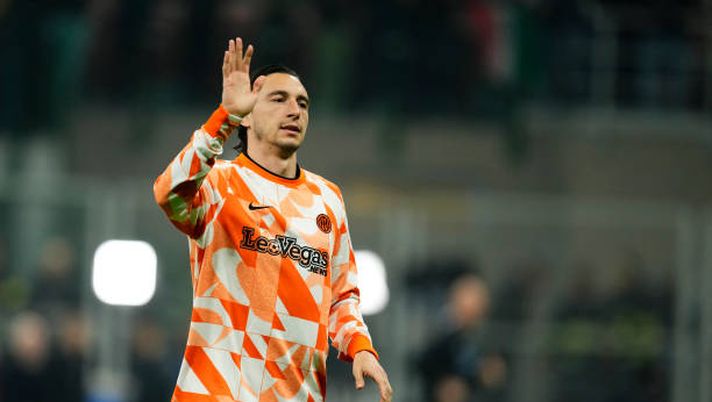 Matteo Darmian Right-Back of Inter and Italy during the warm-up before the UEFA Champions League 2023/24 round of 16 first leg match between FC Internazionale and Atletico Madrid at Stadio Giuseppe Meazza on February 20, 2024 in Milan, Italy. (Photo by Jose Breton/Pics Action/NurPhoto via Getty Images) Darmian e il sogno proibito: “Da piccolo volevo fare il pizzaiolo” - immagine 1