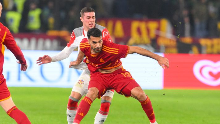 ROME, ITALY - JANUARY 03: Zeki Celik of AS Roma competes for the ball during the Coppa Italia Round of 16 match between AS Roma and Cremonese at Stadio Olimpico on January 03, 2024 in Rome, Italy. (Photo by Fabio Rossi/AS Roma via Getty Images) Calciomercato Roma, Celik rinvia l’addio: il Marsiglia lo vuole solo in prestito - immagine 1