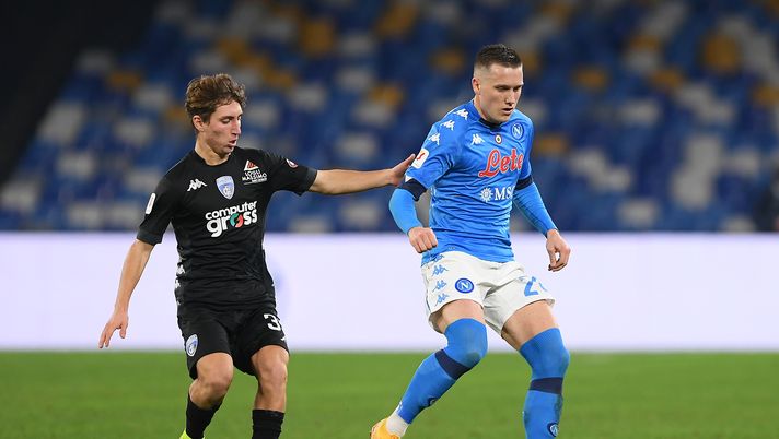 NAPLES, ITALY - JANUARY 13: Piotr Zielinski of Napoli battles for possession with Tommaso Baldanzi of Empoli  during the Coppa Italia match between SSC Napoli and Empoli FC at Stadio Diego Armando Maradona on January 13, 2021 in Naples, Italy. Sporting stadiums around Italy remain under strict restrictions due to the Coronavirus Pandemic as Government social distancing laws prohibit fans inside venues resulting in games being played behind closed doors. (Photo by Francesco Pecoraro/Getty Images) 