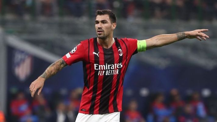 MILAN, ITALY - SEPTEMBER 28: Alessio Romagnoli of AC Milan gestures during the UEFA Champions League group B match between AC Milan and Atletico Madrid at Giuseppe Meazza Stadium on September 28, 2021 in Milan, Italy. (Photo by Marco Luzzani/Getty Images) Milan, sospiro di sollievo per Romagnoli: escluse lesioni. Cosa filtra per Napoli - immagine 1